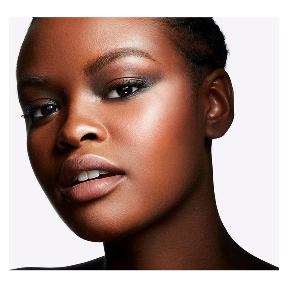 Extra Dimension Skinfinish Illuminante in Polvere liquida Beaming Blush_MACMLGK20_MAC-5
