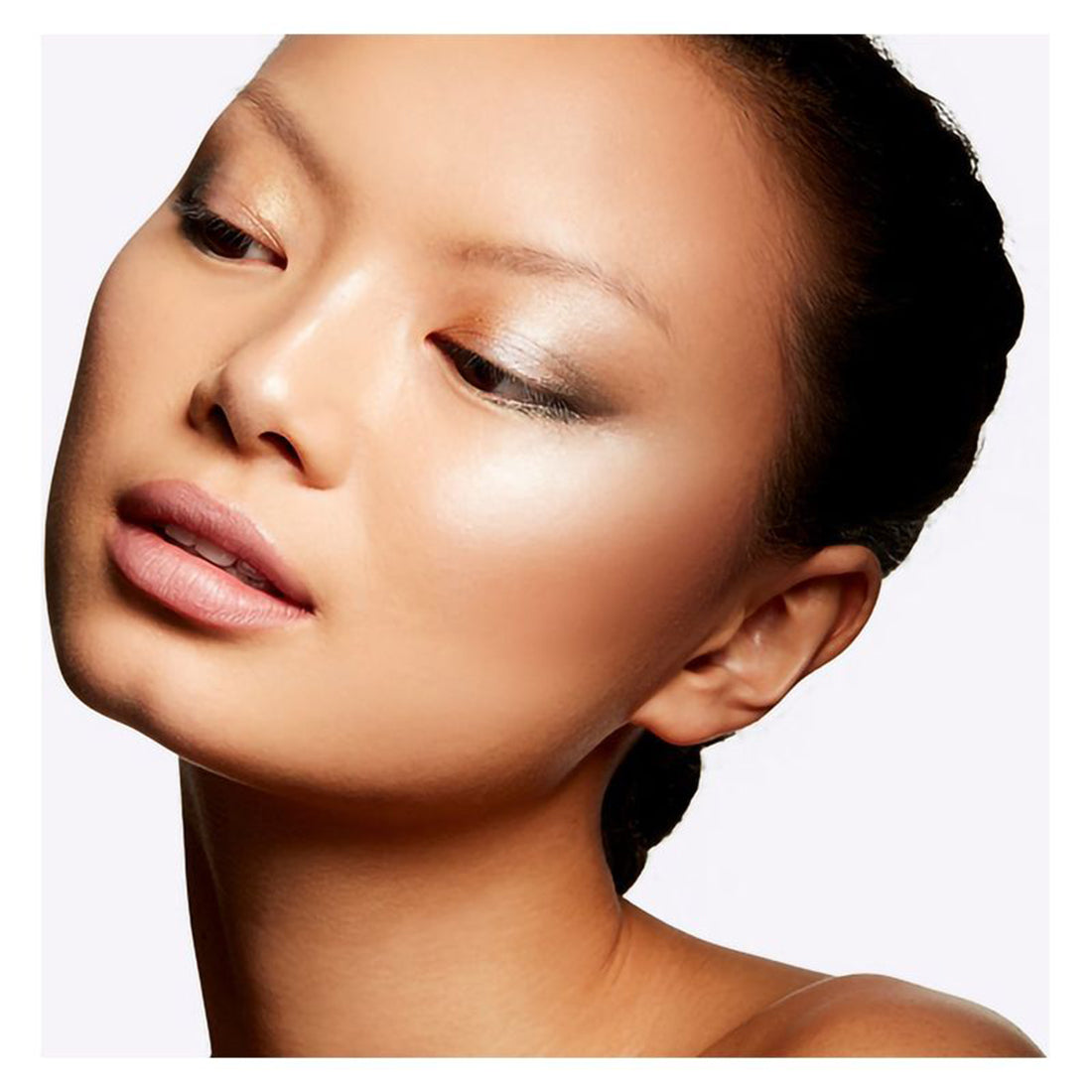 Extra Dimension Skinfinish Illuminante in Polvere liquida Double Gleam_MACMLGK19_MAC-3
