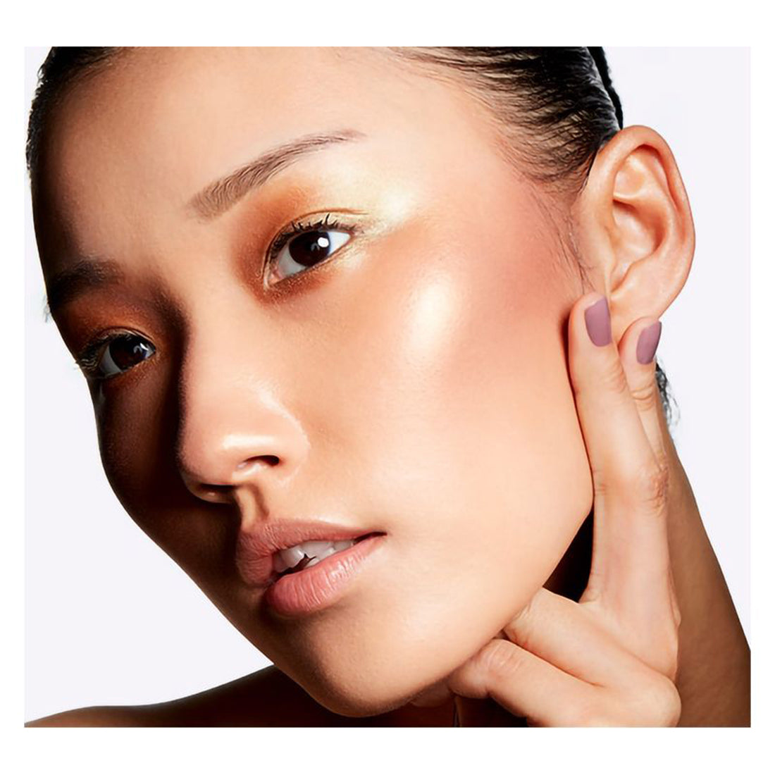 Extra Dimension Skinfinish Illuminante in Polvere liquida Glow With It_MACMLGK06_MAC-3