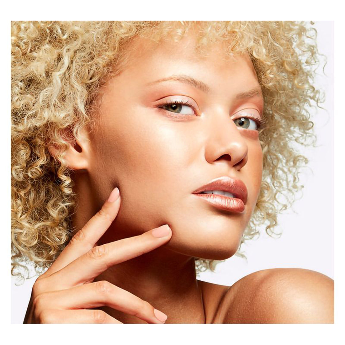 Extra Dimension Skinfinish Illuminante in Polvere liquida Oh Darling_MACMLGK05_MAC-3
