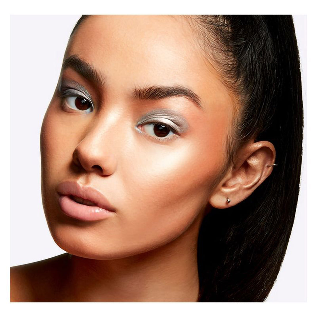 Extra Dimension Skinfinish Illuminante in Polvere liquida Oh Darling_MACMLGK05_MAC-4
