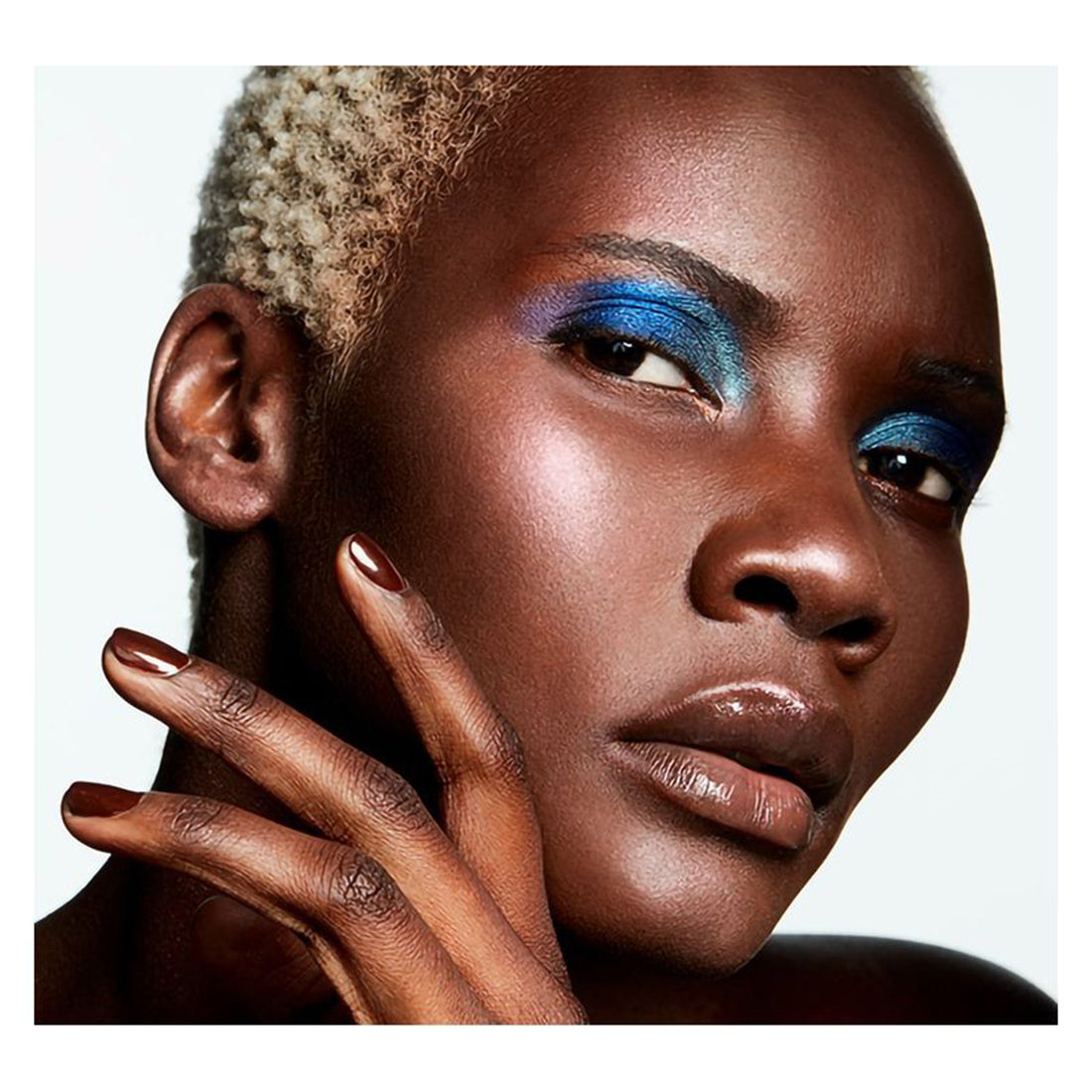 Extra Dimension Skinfinish Illuminante in Polvere liquida Show Gold_MACMLGK18_MAC-5