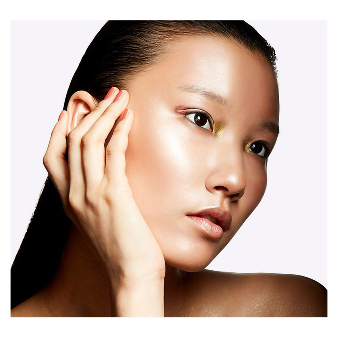 Extra Dimension Skinfinish Illuminante in Polvere liquida Whisper Of Gilt_MACMLGK01_MAC-3