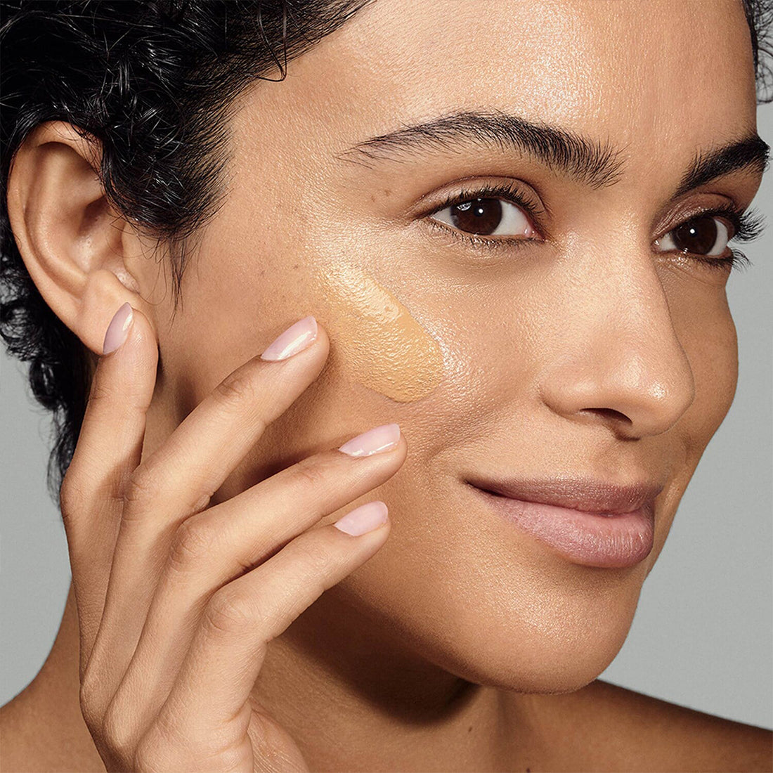 Futurist Hydra Rescue Moisturizing Broad Spectrum Fondotinta SPF 45 2C3 Fresco_ESTPEW010000_Estee Lauder-4
