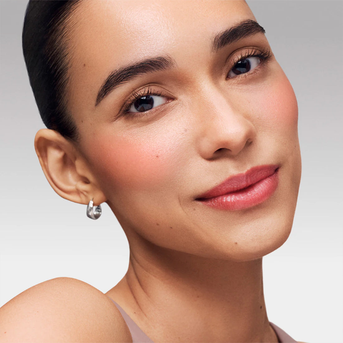 Glossy Lip Oil Strawberry Milk_ESTGBG502_Estee Lauder-4