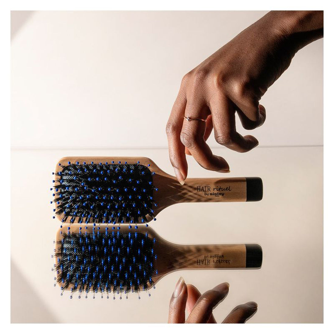 La Brosse De Poche Brillance et Doucer_SIS169040_Sisley-3