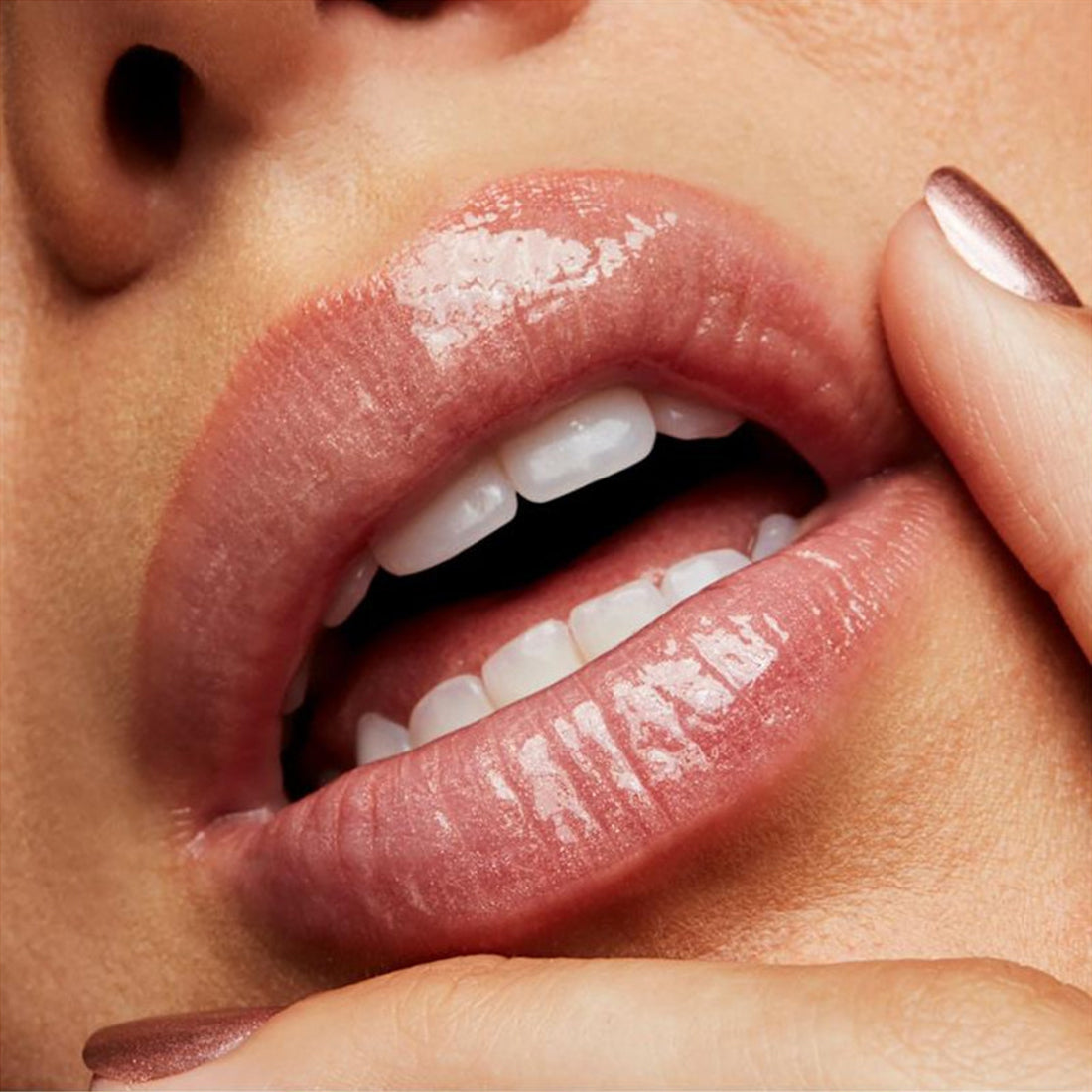 Lip Glass Gloss Lucente 305 Oyster Girl_MACSK6807_MAC-2
