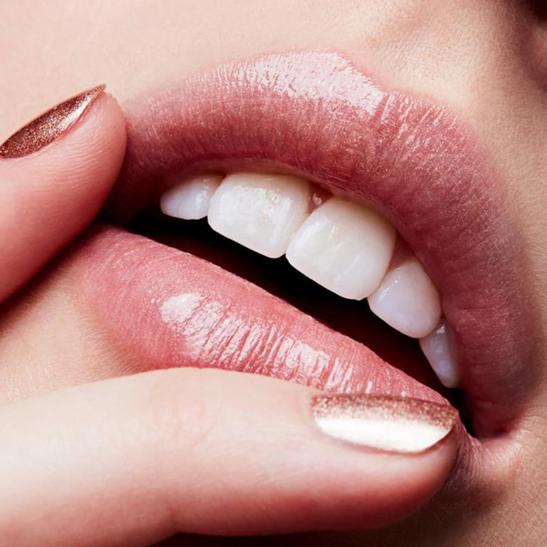 Lip Glass Gloss Lucente 305 Oyster Girl_MACSK6807_MAC-3