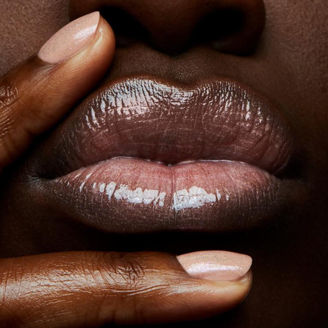 Lip Glass Gloss Lucente 305 Oyster Girl_MACSK6807_MAC-4