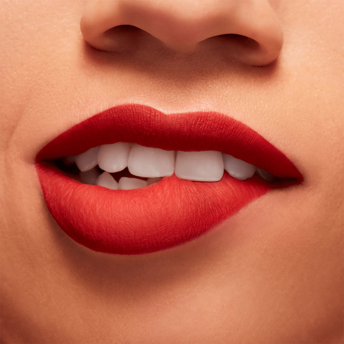 Locked Kiss InkRossetto Liquido Finish Matte Doyenne_MACSRH915_MAC-3