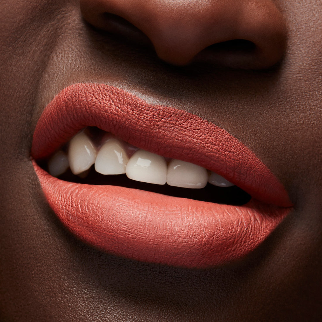 Locked Kiss InkRossetto Liquido Finish Matte Emphatic_MACSRH910_MAC-6