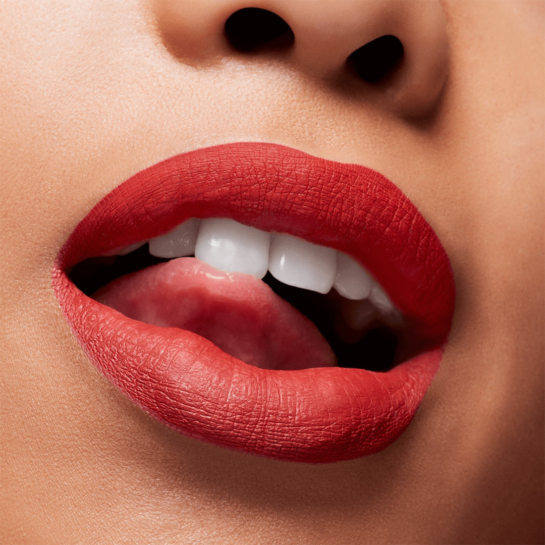 Locked Kiss InkRossetto Liquido Finish Matte Extra Chili_MACSRH935_MAC-3