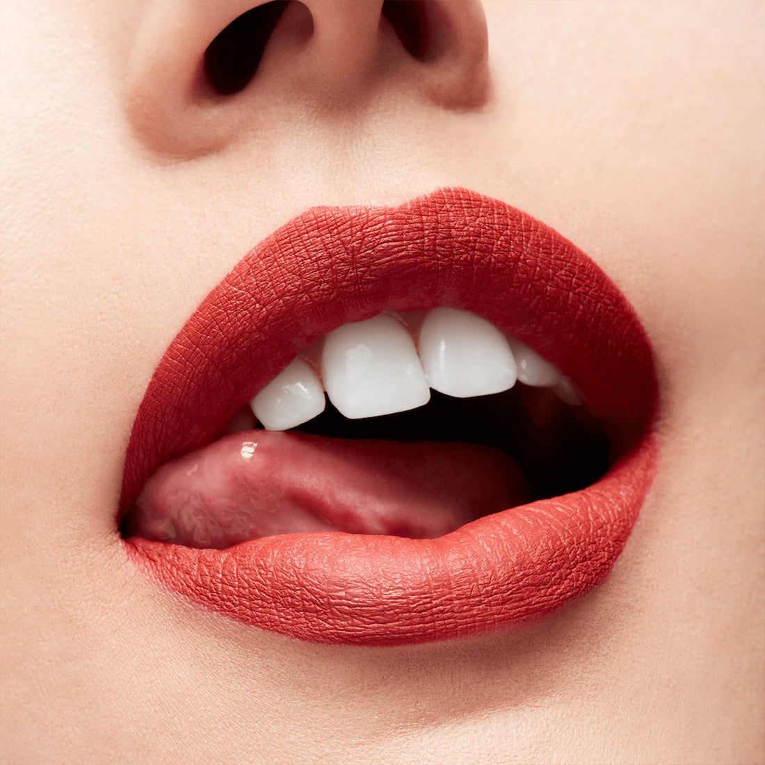 Locked Kiss InkRossetto Liquido Finish Matte Extra Chili_MACSRH935_MAC-4