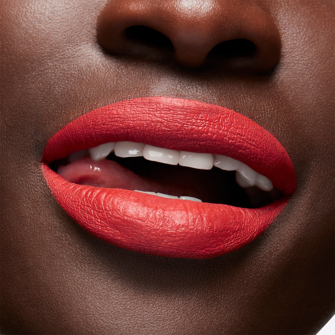 Locked Kiss InkRossetto Liquido Finish Matte Extra Chili_MACSRH935_MAC-5