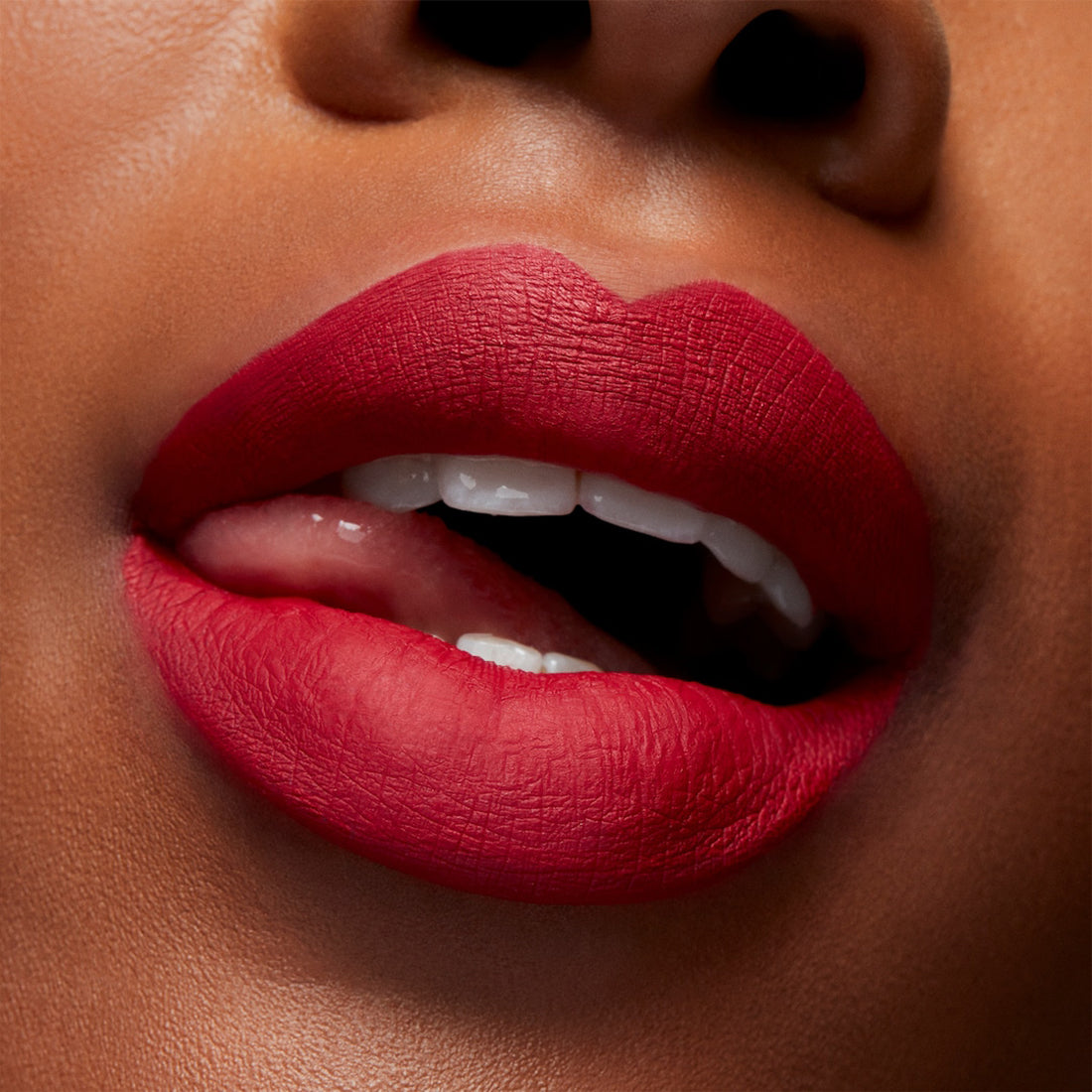 Locked Kiss InkRossetto Liquido Finish Matte Gossip_MACSRH911_MAC-6