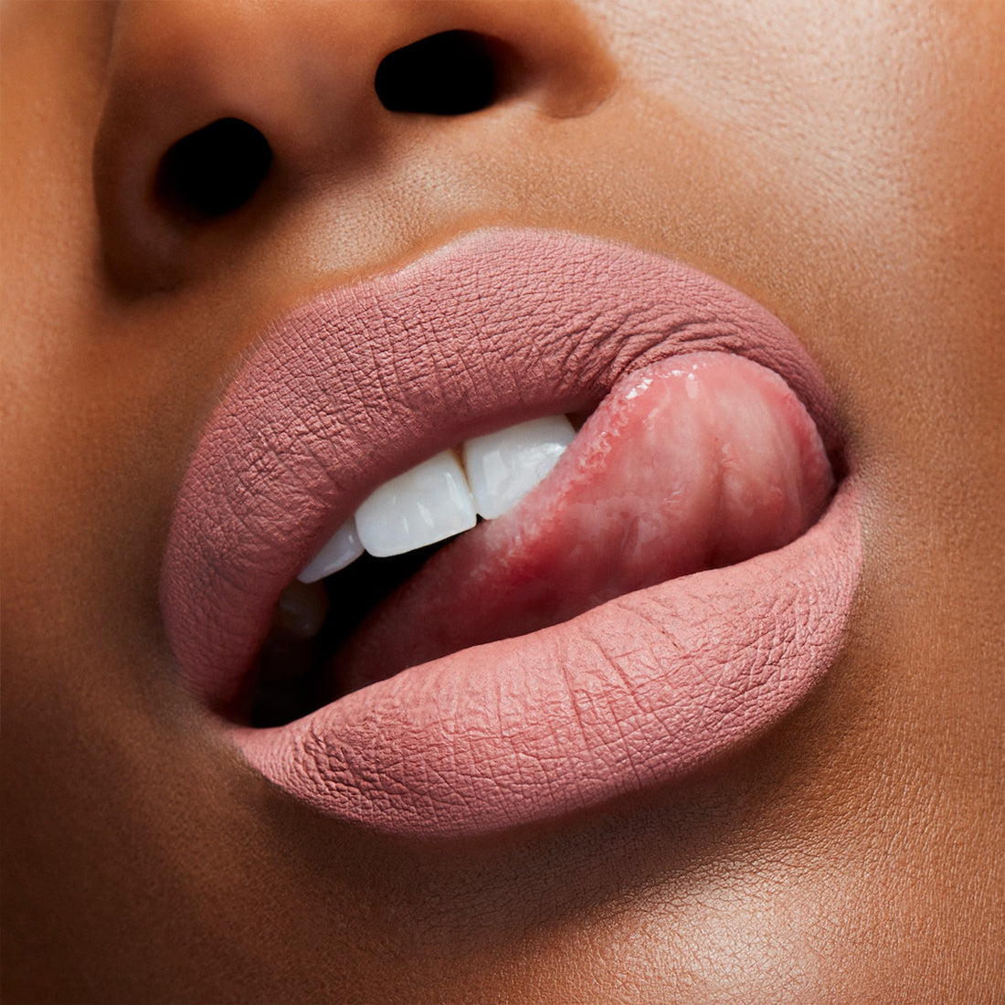 Locked Kiss InkRossetto Liquido Finish Matte Mischief_MACSRH902_MAC-5