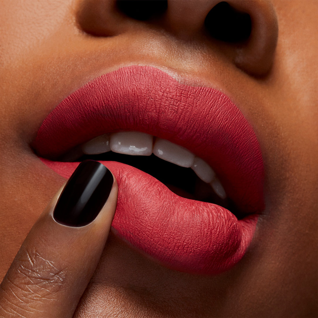 Locked Kiss InkRossetto Liquido Finish Matte Most Curious_MACSRH912_MAC-5