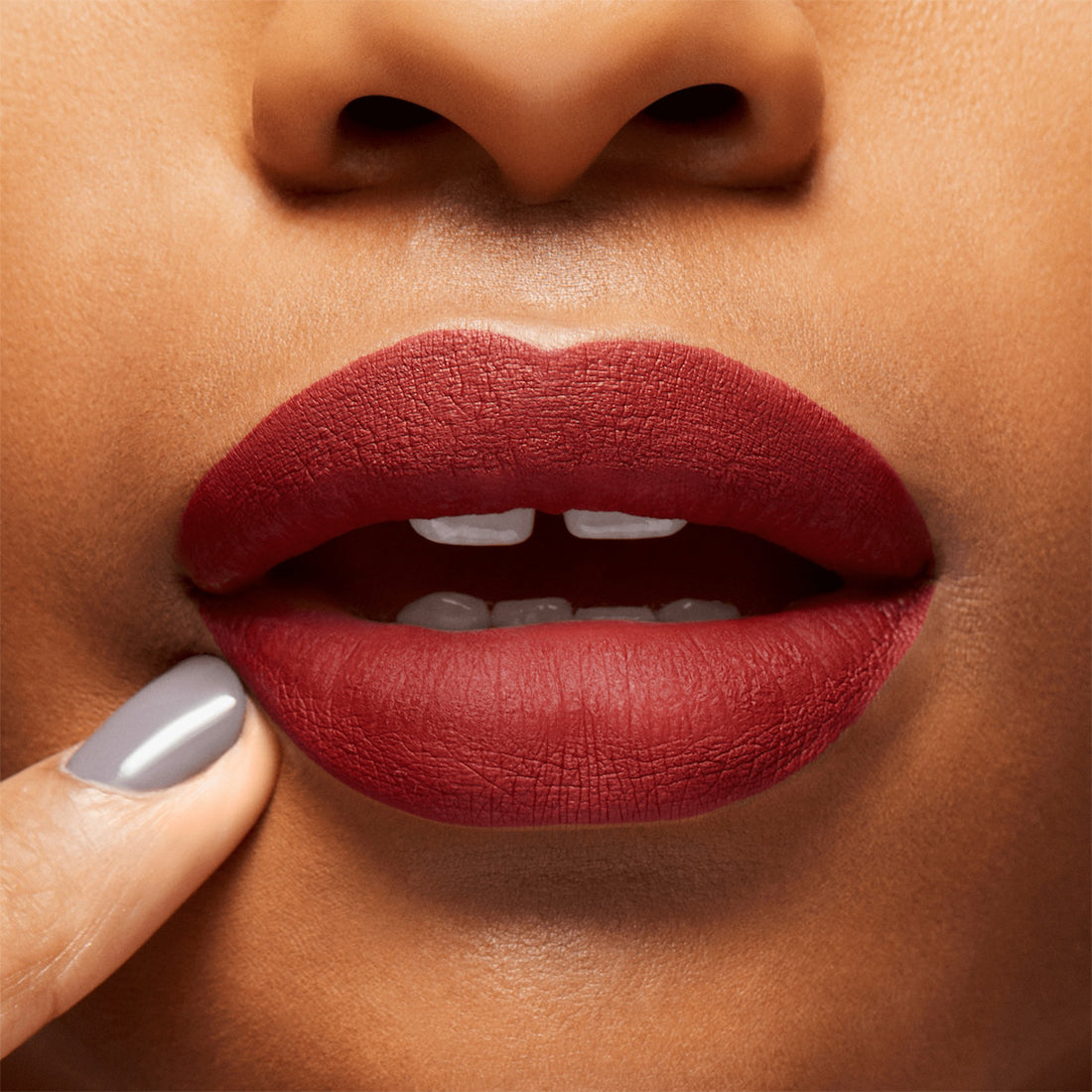 Locked Kiss InkRossetto Liquido Finish Matte Poncy_MACSRH919_MAC-3