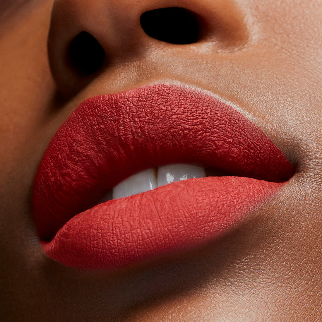 Locked Kiss InkRossetto Liquido Finish Matte Vicious_MACSRH909_MAC-6