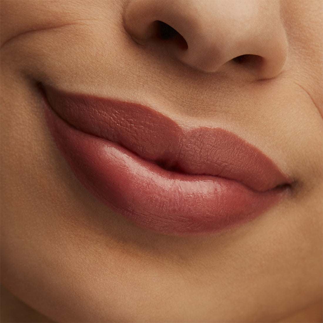 Lusterglass Lipstick Rossetto Lunga Tenuta Hug Me_MACSMXF27_MAC-4