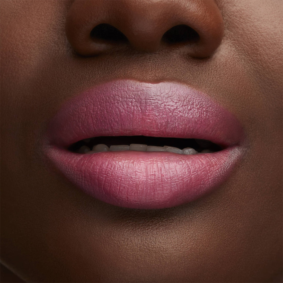 Lusterglass Lipstick Rossetto Lunga Tenuta Pout Of Control_MACSMXF18_MAC-4