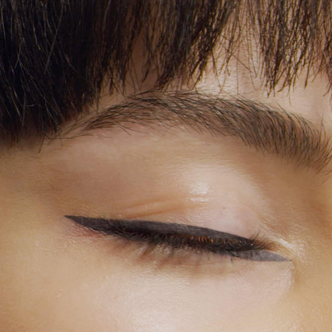 Matte Signature Eyeliner Matte 01 Black_COR5228_L'Oreal-4