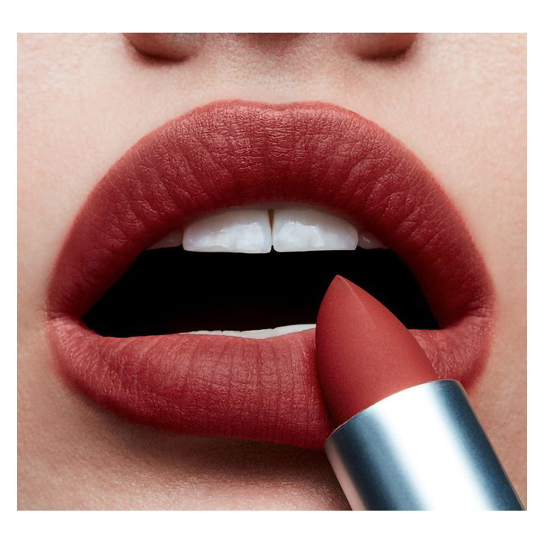 Powder Kiss Lipstick Rossetto Matte Devoted To Chili_MACS4K031_MAC-4