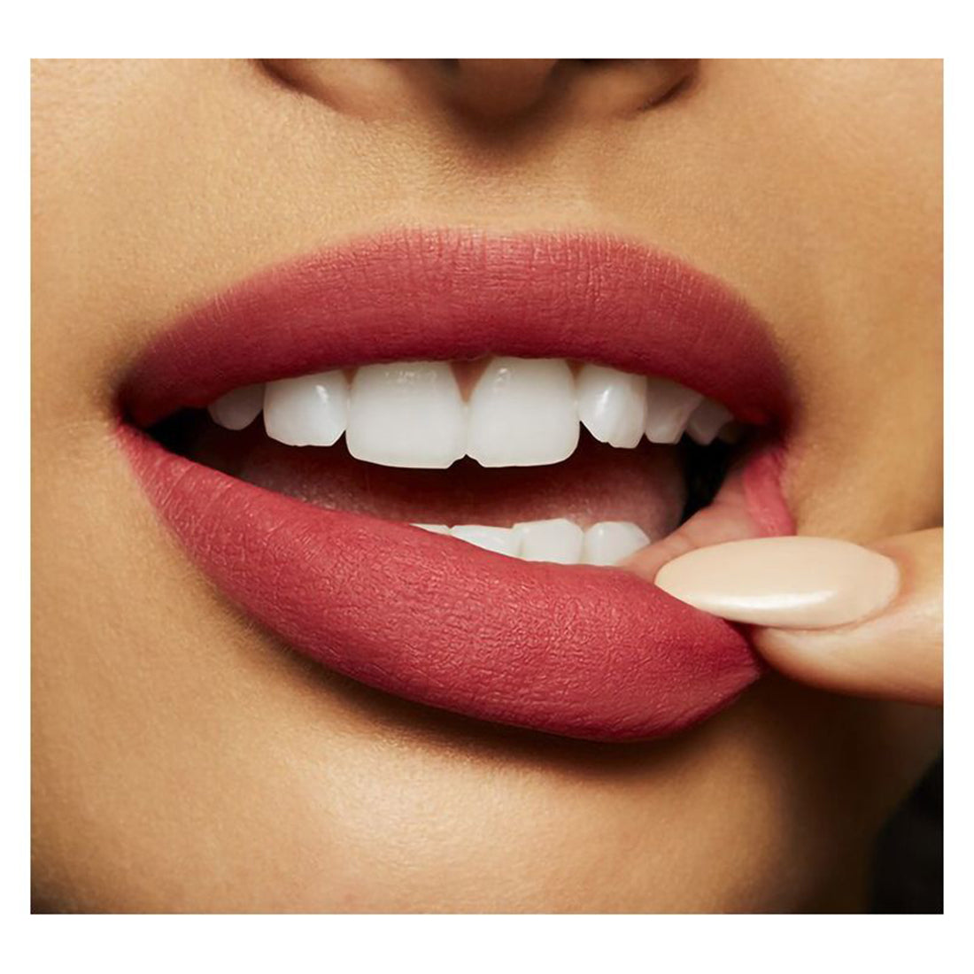 Powder Kiss Liquid Lipcolor Rossetto Liquido A Little Tamed_MACSJC206_MAC-3