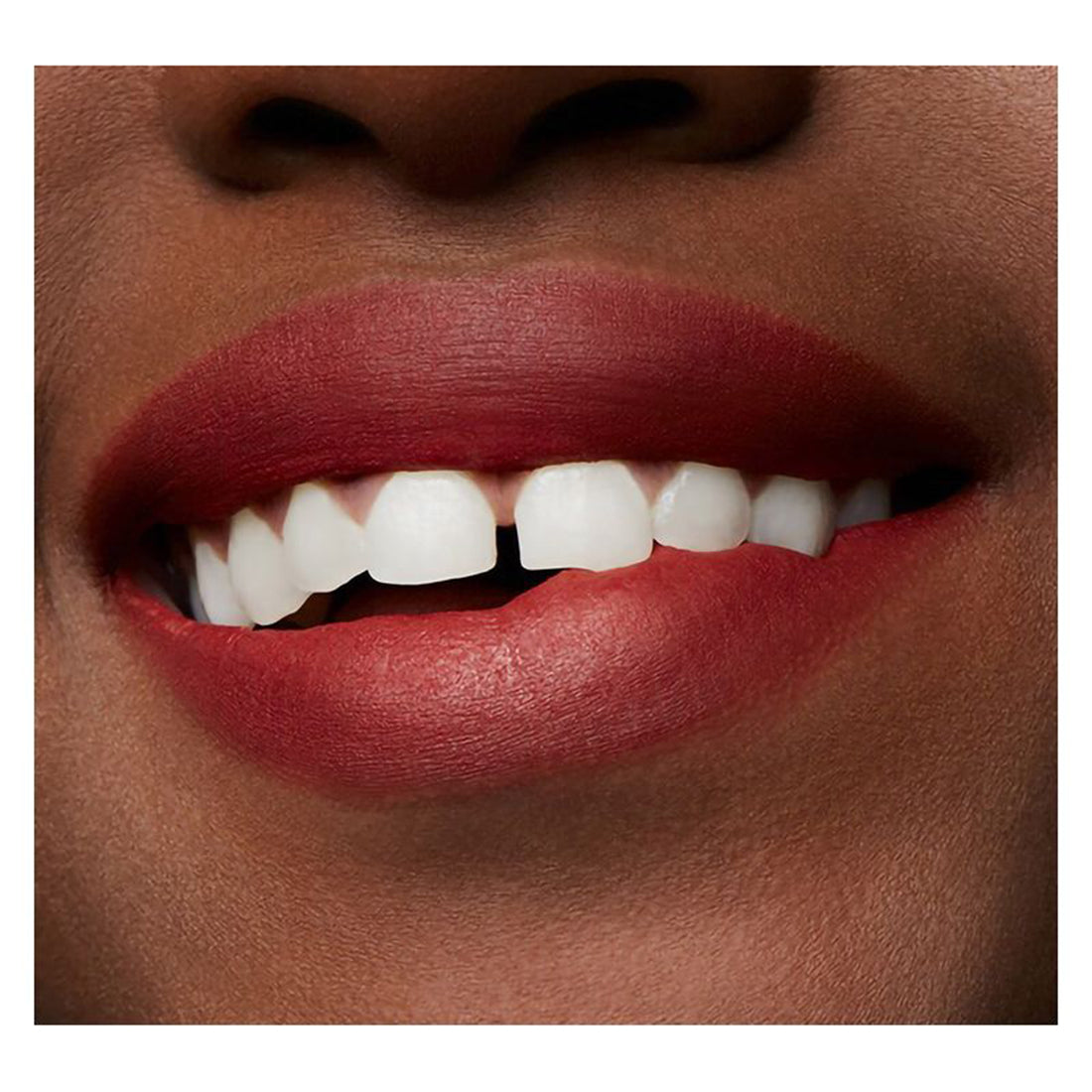 Powder Kiss Liquid Lipcolor Rossetto Liquido Devoted To Chili_MACSJC209_MAC-4