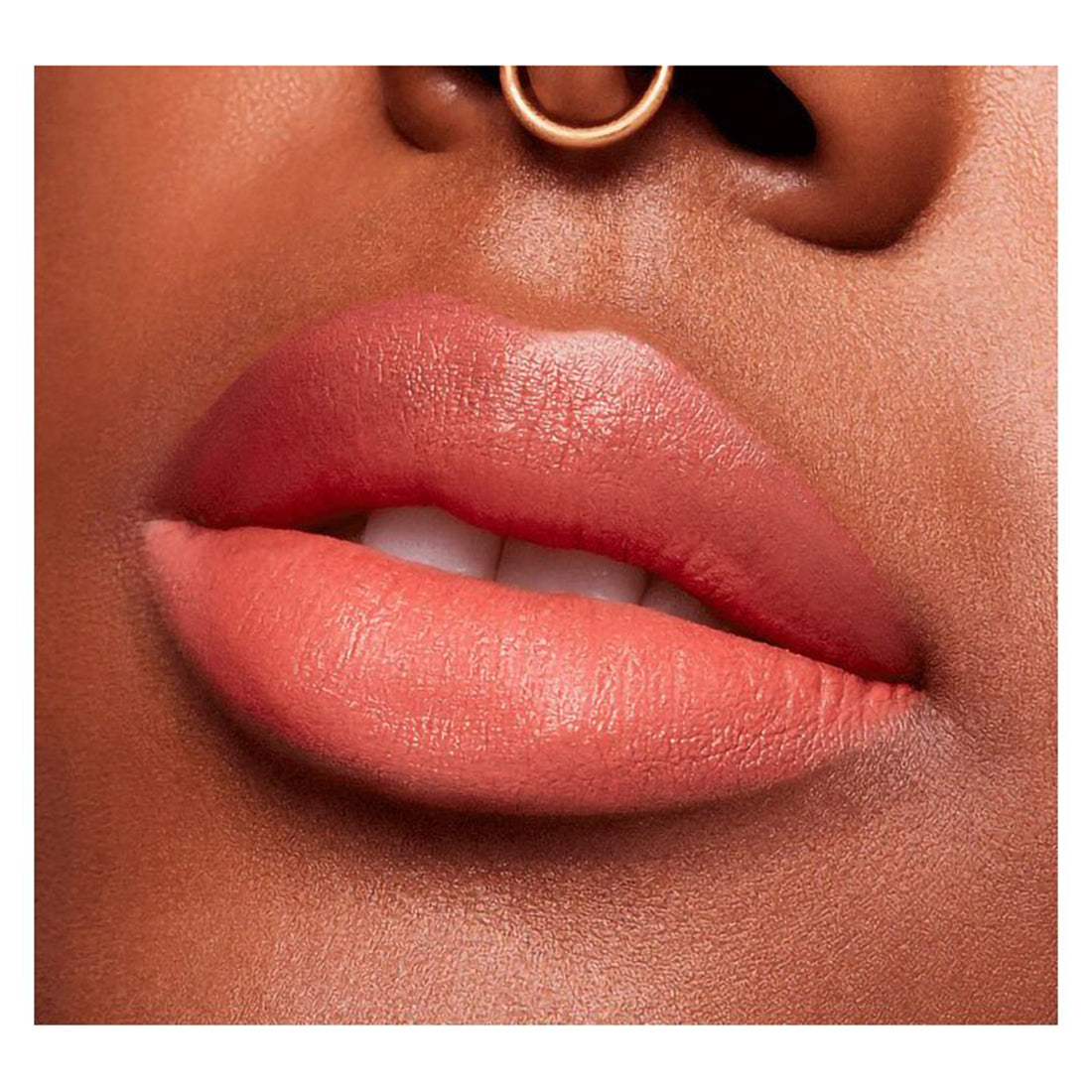 Powder Kiss Velvet Blur Slim Stick Rossetto Matte Idratante Devoted To Chili_MACNX6615_MAC-7