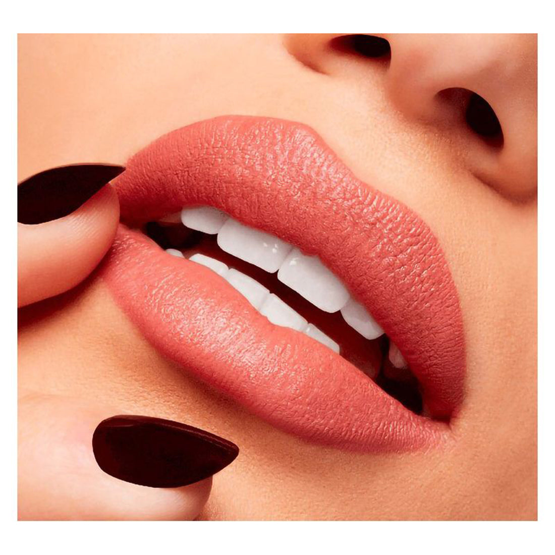 Powder Kiss Velvet Blur Slim Stick Rossetto Matte Idratante Sheer Outrage_MACNX6607_MAC-6
