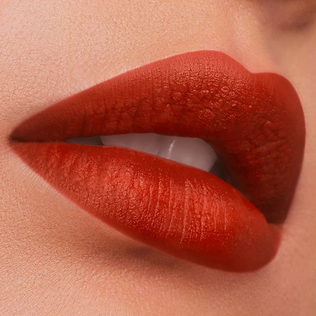 Pure Color Desire Matte Lipstick Rossetto 571 Independent_ESTGRFW470000_Estee Lauder-2