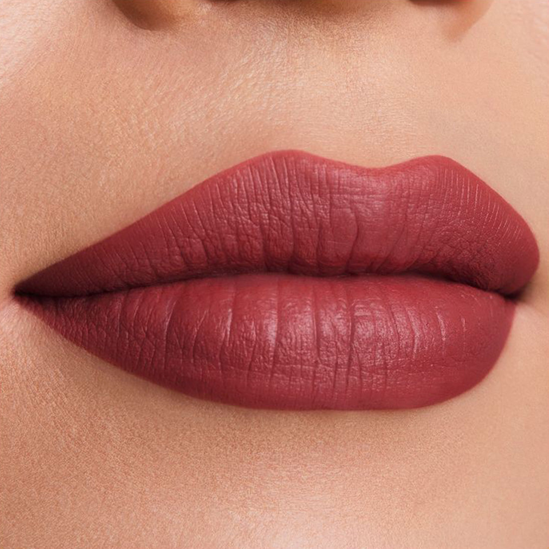 Pure Color Desire Matte Lipstick Rossetto 669 Stolen Heart_ESTGRFW050000_Estee Lauder-2
