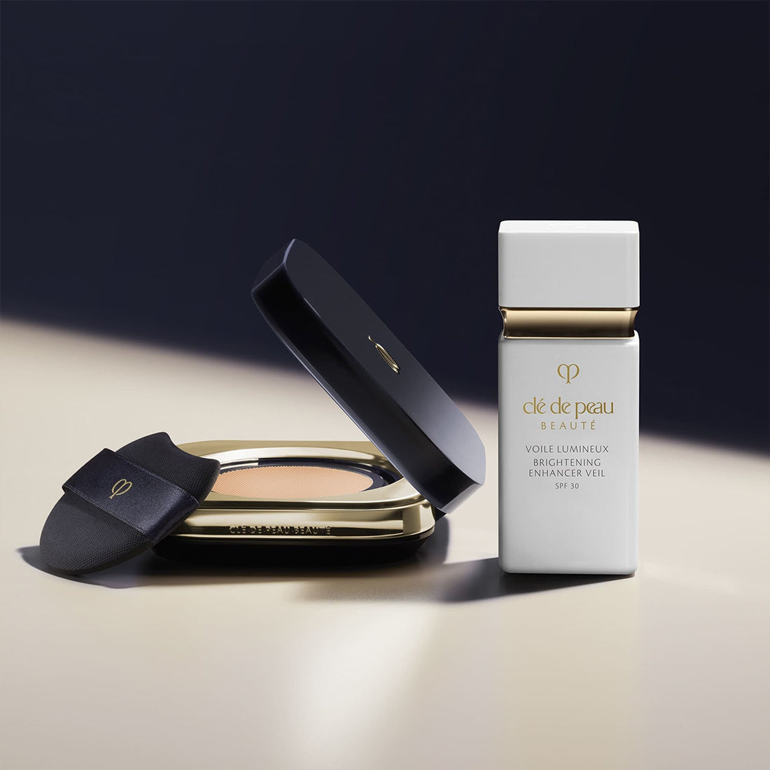 Radiant Cushion Foundation Natural Fondotinta Setoso B10 Light Beige_CDP10121424301_CLE' DE PEAU BEAUTE'-6