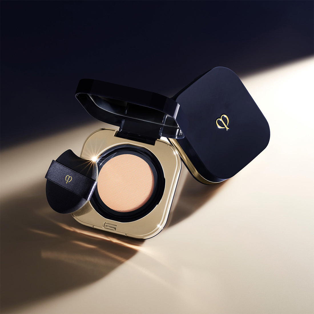 Radiant Cushion Foundation Natural Fondotinta setoso B20 Light Medium Beige_CDP10121458301_CLE' DE PEAU BEAUTE'-3