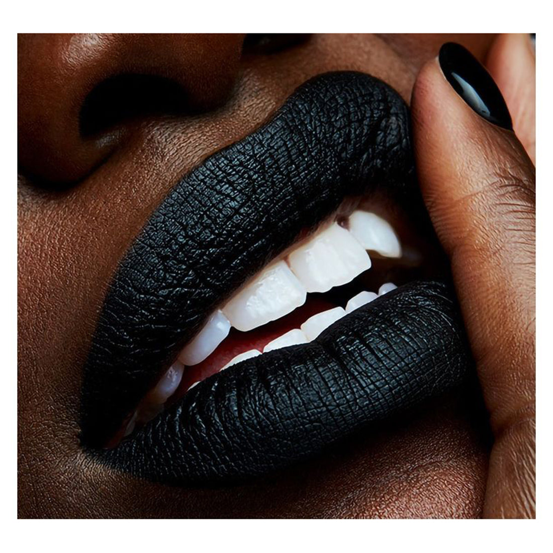 Retro Matte Liquid Lip Colour Tinta Liquida Effetto Matte Caviar_MACMY3N44_MAC-3