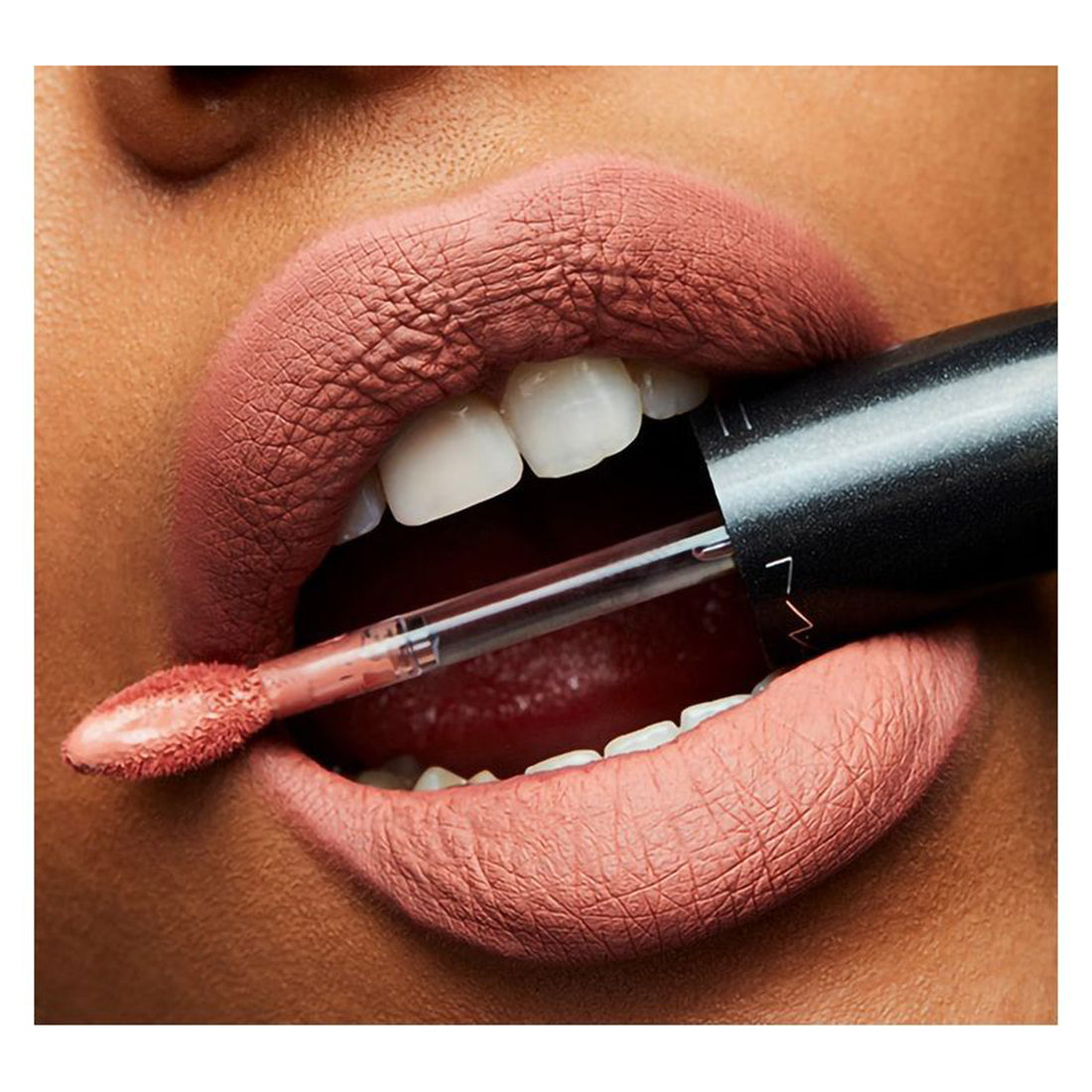 Retro Matte Liquid Lip Colour Tinta Liquida Effetto Matte Lady Be Good_MACMY3N05_MAC-4