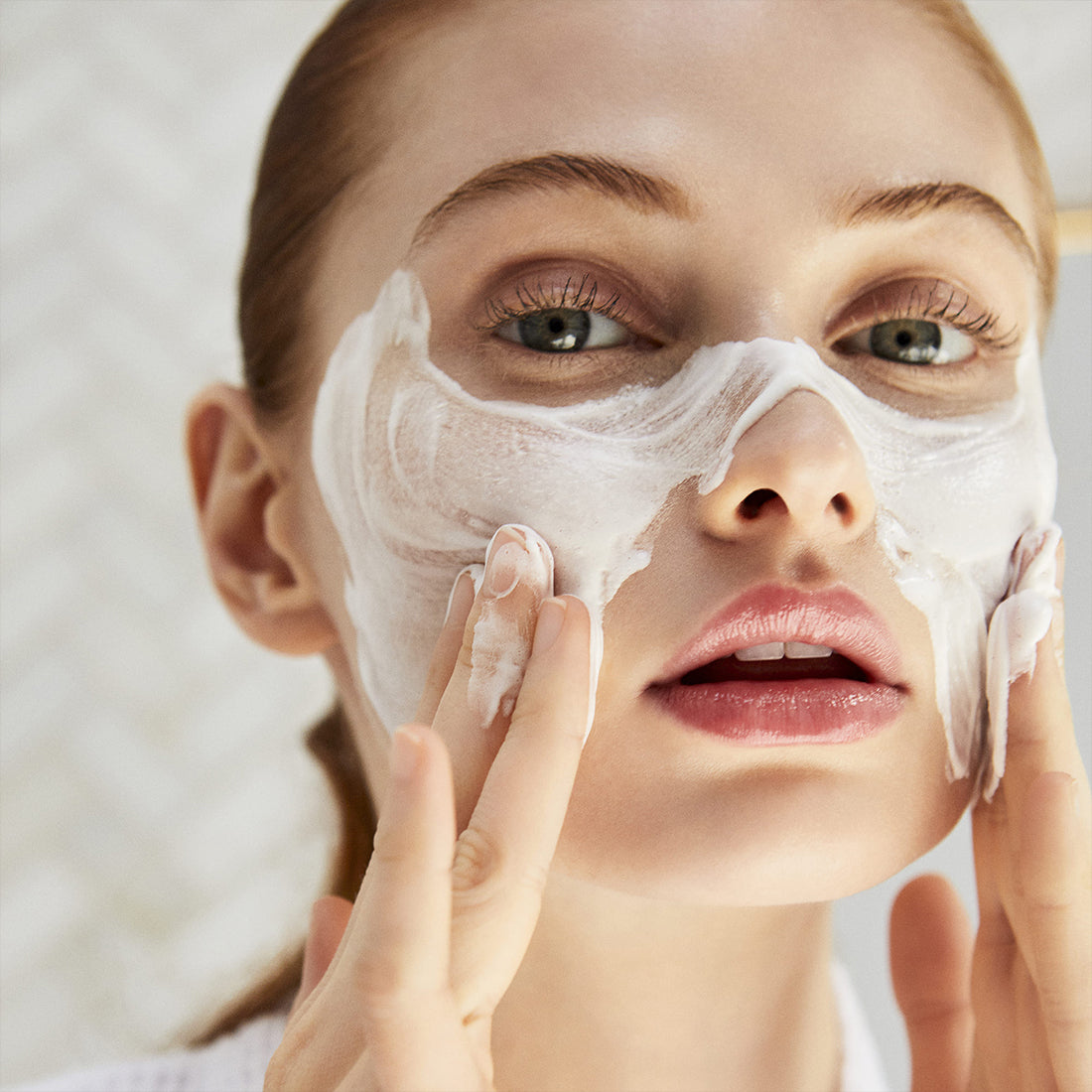 Softening Cleansing Foam Mousse Detergente Viso 125 ML_CDP10117164101_CLE' DE PEAU BEAUTE'-5