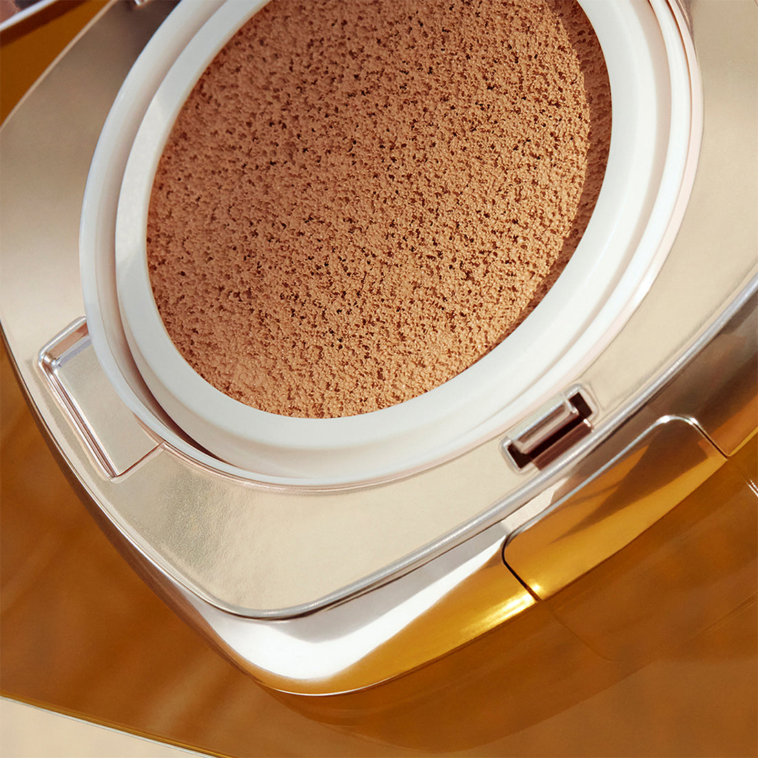 The Luminous Lifting Cushion Foundation Fondotinta Cushion SPF 20 Warm Vanilla_LM5NM723_LA MER-3