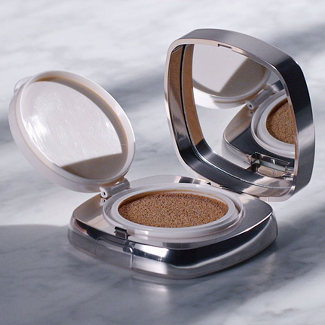 The Luminous Lifting Cushion Foundation Fondotinta Cushion SPF 20 Warm Vanilla_LM5NM723_LA MER-4